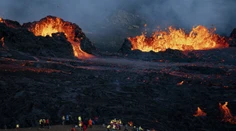 FOTOGRAFIE TÝŽDŇA: Na Islande ožila sopka, Pelosiová na Taiwane či turbína pre Nord Stream 1