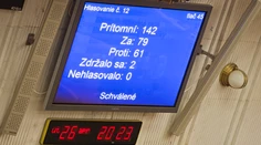 Vláda má 79 hlasov, ale pri hlasovaní vraj zlyhalo aj zariadenie