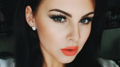 Krátke biele vlasy a vytlačené prsia. Mení Jana Hrmová imidž?