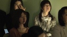 Pozrite sa na terapiu, kde ľudí nútia k tomu, aby plakali