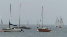 Náhla búrka prevrhla na pretekoch 80 plachetníc. Zachraňujú stovku ľudí