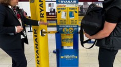 Bude Ryanair prísnejšie kontrolovať rozmery batožiny? Aerolinka zvažuje vyššie odmeny pre zamestnancov