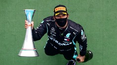 Hamilton vyhral VC Maďarska spôsobom štart-cieľ a je na čele šampionátu F1