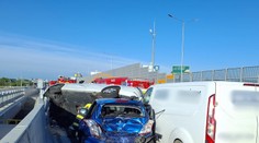 FOTO: Reťazová nehoda na D1 pri Bratislave. Zrazili sa štyri autá