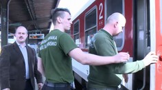 Železnice reagujú na Kotlebove hliadky, z vlakov ich majú vytlačiť nálepky