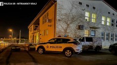 Maskovaný a ozbrojený muž prepadol poštu v Nitre. Polícia prosí ľudí o pomoc