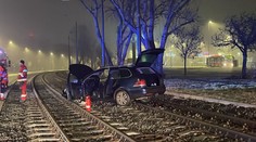 Tragická nehoda v Bratislave. Vodič prešiel cez ostrovček aj trávnatú plochu, oživiť ho už nedokázali