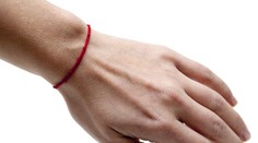 Červený náramok. Veríte aj vy v ich magickú moc?