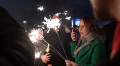 Obdobie sviatkov môže byť nebezpečné. Hasiči a policajti varujú pred otvoreným ohňom a pyrotechnikou