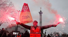 Štvrtý celoštátny protest vo Francúzsku: Štrajkujú už aj učitelia, lekári, právnici a iní