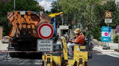 Keď Bratislava stojí, opravujú. Keď sa cesty uvoľnia, končia. Nemalo by to byť práve naopak, pýtajú sa vodiči