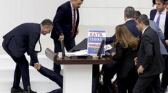 Turecký poslanec, ktorý v parlamente hromžil na Izrael, zomrel na infarkt