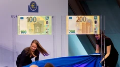 Toto sú nové eurobankovky. Majú inú veľkosť a lepšie ochranné prvky