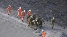 Japonskí záchranári našli pri vrchole vulkánu desiatky ľudí v kritickom stave