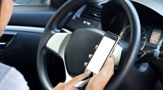 Používate mobil za volantom a jazdíte rýchlo? Polícia chce rázne potrestať nezodpovedných vodičov