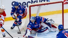 VIDEO: Brankár New Yorku Rangers predstihol Lundqvista. Slovákom sa nedarilo, Pospíšil sa vrátil
