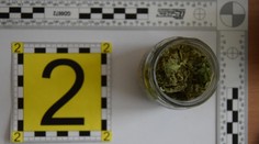 Polícia chytila muža, ktorý dostával drogy cez kuriéra