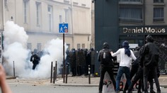 Dvaja policajti v Paríži utrpeli zranenia pri útoku demonštrantov