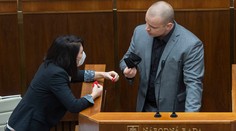 Mazureka vykázali z rokovacej sály, vymeniť si štít za respirátor odmietol aj Fico