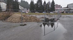 Namiesto obchodného domu len burina a hlboká jama. Obyvatelia Považskej Bystrice investorovi už neveria