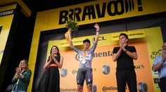 Eritrejčan Girmay dostal defekt, napriek tomu opäť siahal na výhru. Uvoľnenú etapu rozvíril až záver