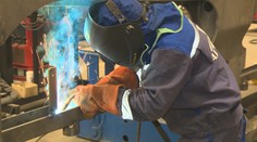 Dokážu si slušne zarobiť, no je ich akútny nedostatok. Slovenským firmám chýbajú zvárači