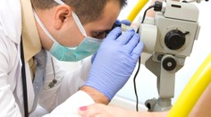 Gynekológ si fotil nahé pacientky počas vyšetrenia