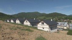 Rómovia zo Zborova začali pred dvomi rokmi stavať domy. Boli sme sa pozrieť, ako napredujú práce