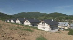 Rómovia zo Zborova začali pred dvomi rokmi stavať domy. Boli sme sa pozrieť, ako napredujú práce