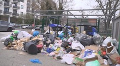 K smetným košom sa v centre Nitry ani nedostanú. Prístup ku kontajnerom blokujú odpadky