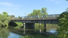 Vodiči na juhu sa musia pripraviť na zdĺhavé obchádzky. Vyťažený most nad Hronom zbúrajú