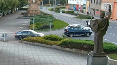 VIDEO: Čech utekal pred políciou, prefrčal cez križovatku. Motorkárku zachránil od stretu pohotový manéver