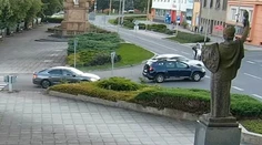 VIDEO: Čech utekal pred políciou, prefrčal cez križovatku. Motorkárku zachránil od stretu pohotový manéver