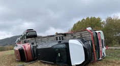 FOTO: Kamionista na D1 zaspal a prevrátil sa s luxusnými autami, ich cena je v státisícoch