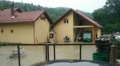 V Drietome sa vylial potok. Voda je aj v domoch