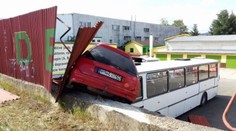 Youtuber, ktorý havaroval opitý, zatiaľ pred súd nejde