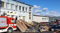 Vietor strhol strechu v Žiari nad Hronom, spadla na autá