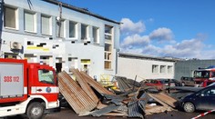 Vietor strhol strechu v Žiari nad Hronom, spadla na autá