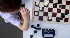 Nevinná detská hra sa zmenila na tragédiu. Chlapec (†10) zomrel po prehltnutí šachovej figúrky