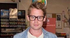 Macaulay Culkin vyzerá konečne normálne. Zjavne sa odrazil od dna