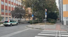 Spoza dverí bytu sa ozývali volania o pomoc. Polícia našla muža v mláke krvi