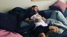 Vtipná fotka Kaliho s dcérkou. Takto prebaľujú bábätká raperi