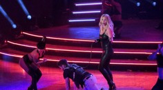 Britney zviazala fanúšika a vodila ho po pódiu ako sexuálneho otroka