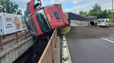 V Žiline sa zrazil kamión s autom, na ceste je rozsypaná slnečnica