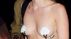 Kto prišiel na párty s prelepenými bradavkami? Nemusíte dvakrát hádať