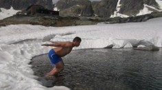 V Tatrách je sneh aj horúčava: Pozrite sa na odvážnych popradských hokejistov