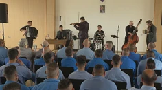 Takto to vo väznici bežne nevyzerá. Odsúdení spievali, chodbami znel potlesk