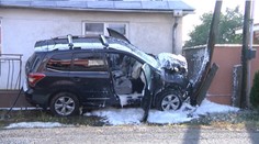 V Michalovciach vytiahli z horiaceho auta manželský pár