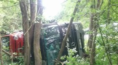 Kuriózna dopravná nehoda pri Prievidzi: V zákrute sa prevrátil kamión naložený novými autami