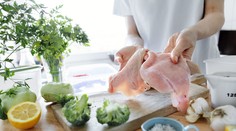 Aj domáce jedlo môže spôsobiť zdravotné ťažkosti. Odborníci varujú pred častými chybami v kuchyni